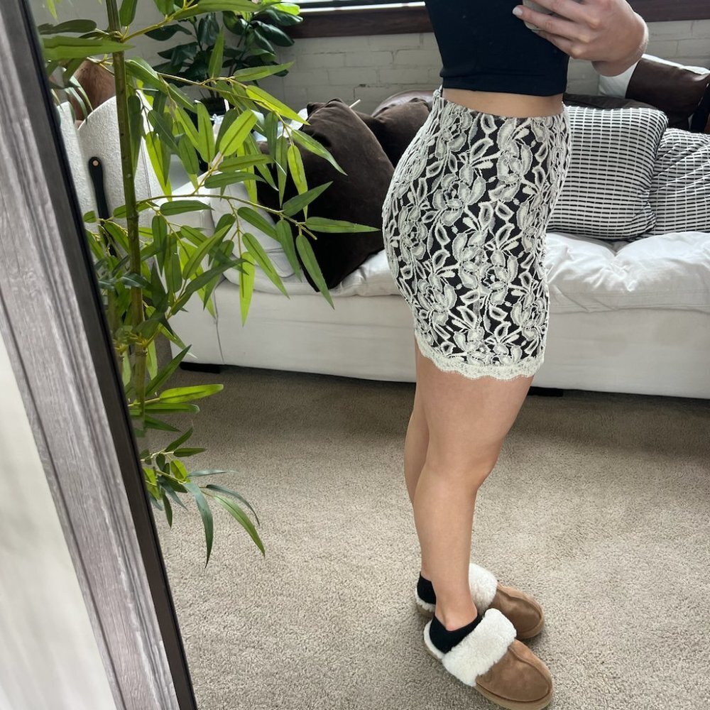 patterned skirt - Picture 3 of 10